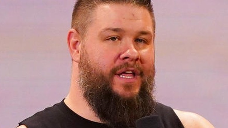 Kevin Owens odwraca wzrok