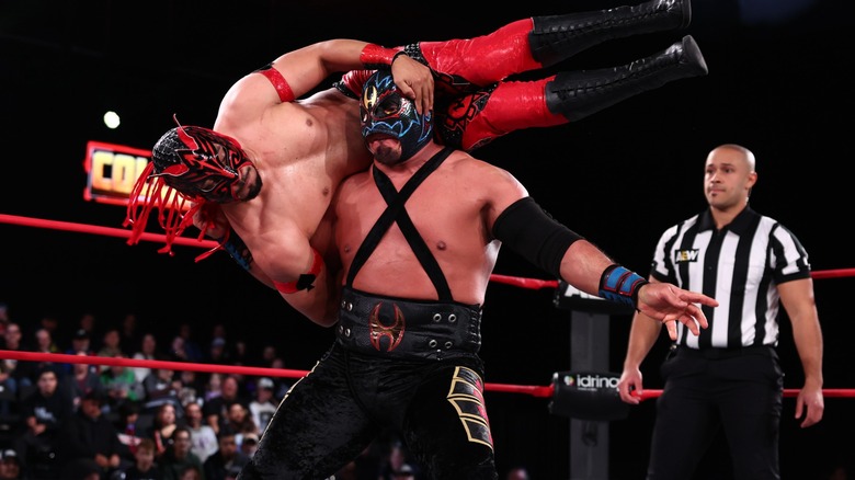 Komander clashing with Hechicero during an episode of 