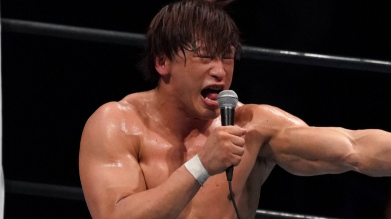 Kota Ibushi yelling into the mic