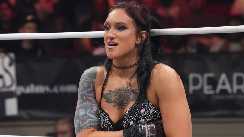 Kris Statlander wearing a choker