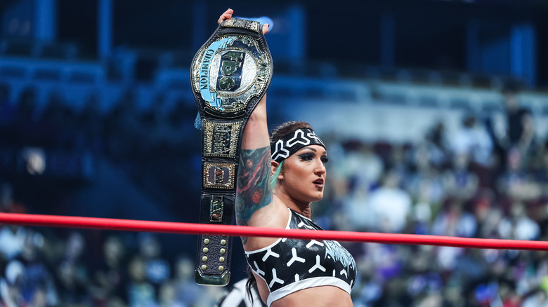 Kris Statlander holding up the AEW TBS Championship