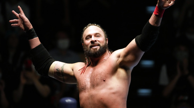 Lance Archer posing in the ring