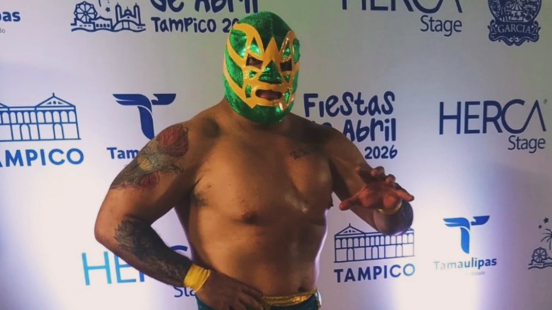 Luchador El Hijo del Fishman poses