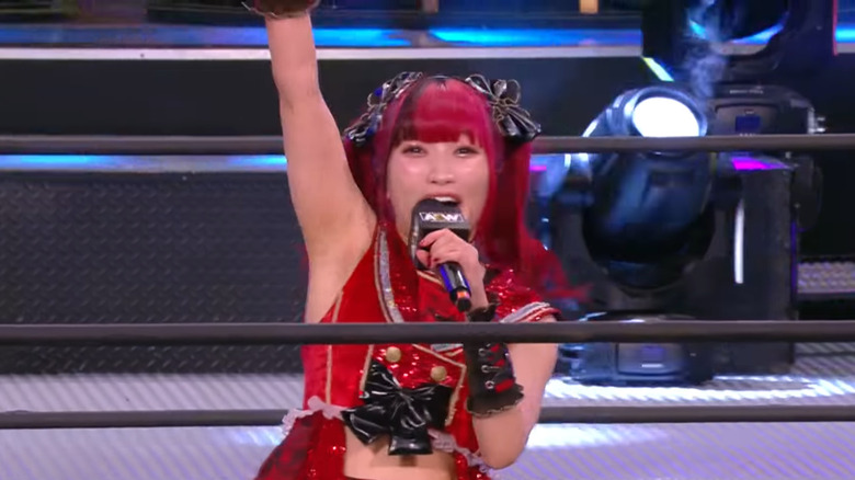 Maki Itoh singing