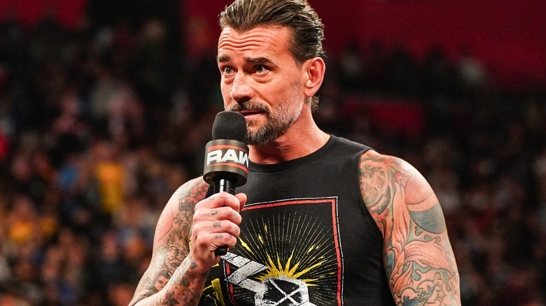 CM Punk sosteniendo un micrófono