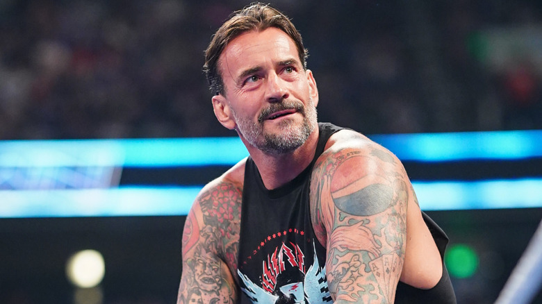 CM Punk sentado en el tensor y mirando hacia la multitud durante un episodio de 