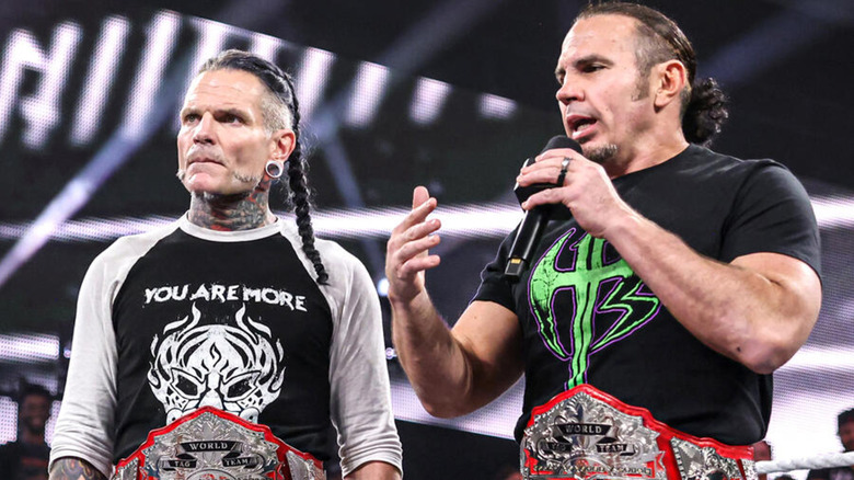 Jeff Hardy observa mientras Matt Hardy habla
