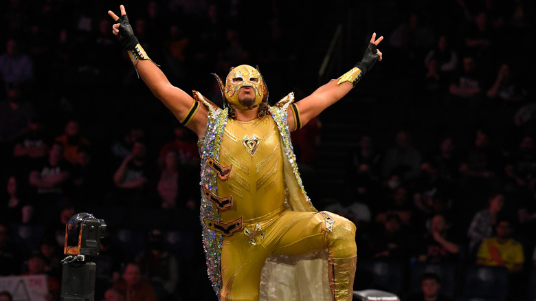 Metalik raising his arms