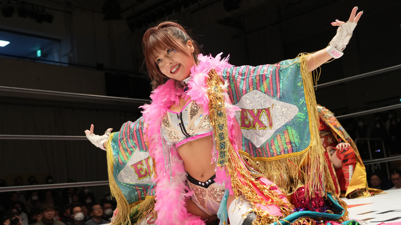 Mina Shirakawa makes an entrance