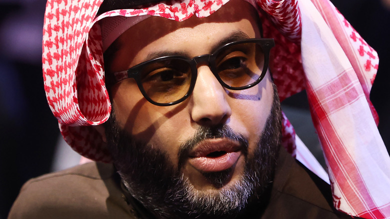 Turki Alalshikh, presidente de la Autoridad General de Entretenimiento, observa desde el ringside antes de la lucha por el título de peso semipesado del mundo interino de la OMB entre Joshua Buatsi y Callum Smith como parte de Bederbiev v Bivol 2: The Last Crescendo at Kingdom Arena el 22 de febrero de 2025 en Riad, Saudi Arabia.