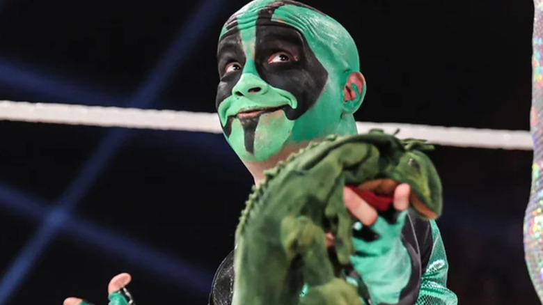 Mr. Iguana wearing green and black face paint