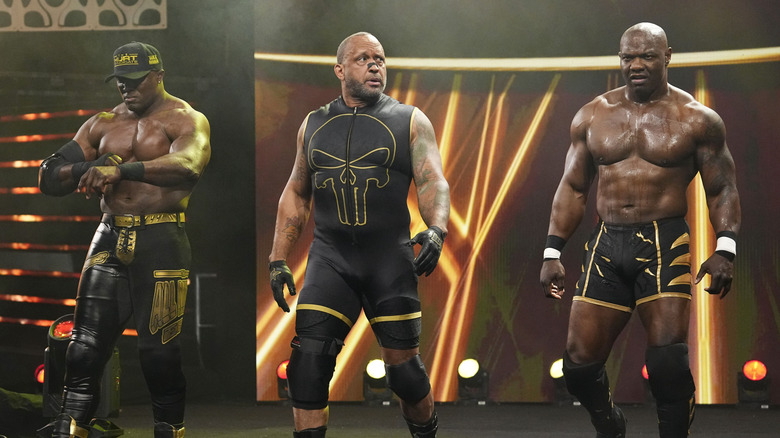 MVP, Bobby Lashley e Shelton Benjamin desceram no ringue antes da partida antes da partida.