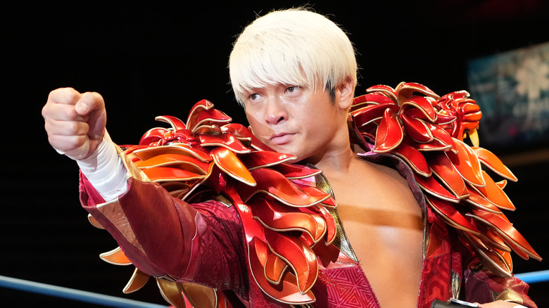 Kenoh doing his pose with his entrance robe on