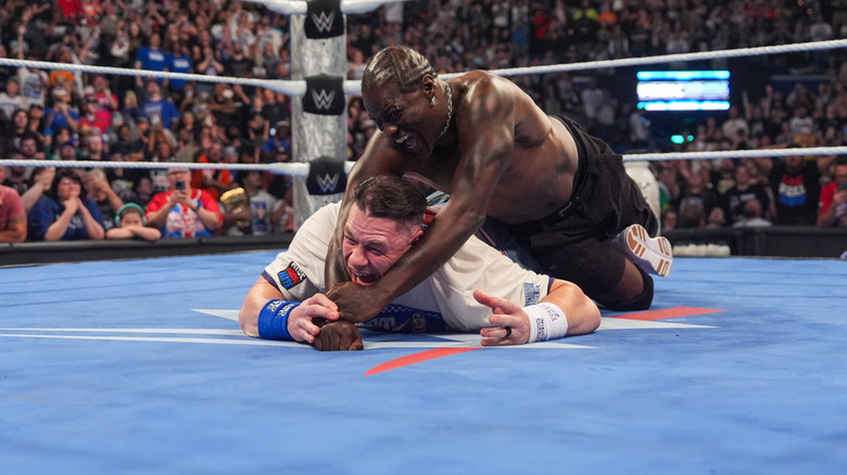 R-verdad atacando a John Cena