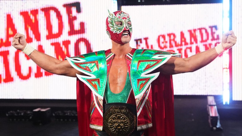 El Grande Americano makes his entrance on 