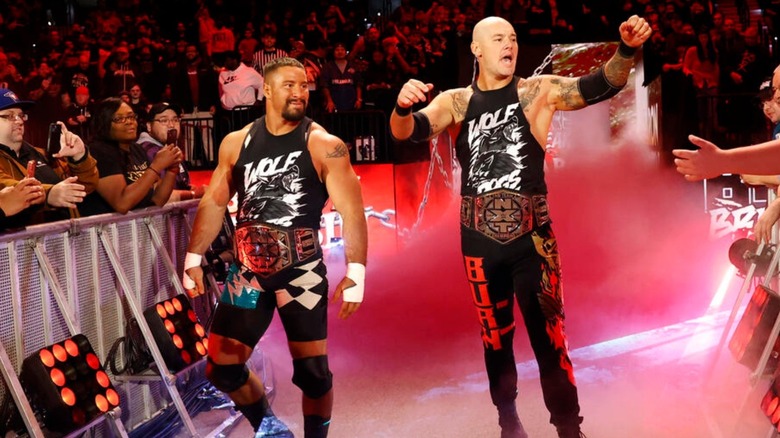 Nuevos campeones en parejas coronados en WWE NXT, la facción de SmackDown invade