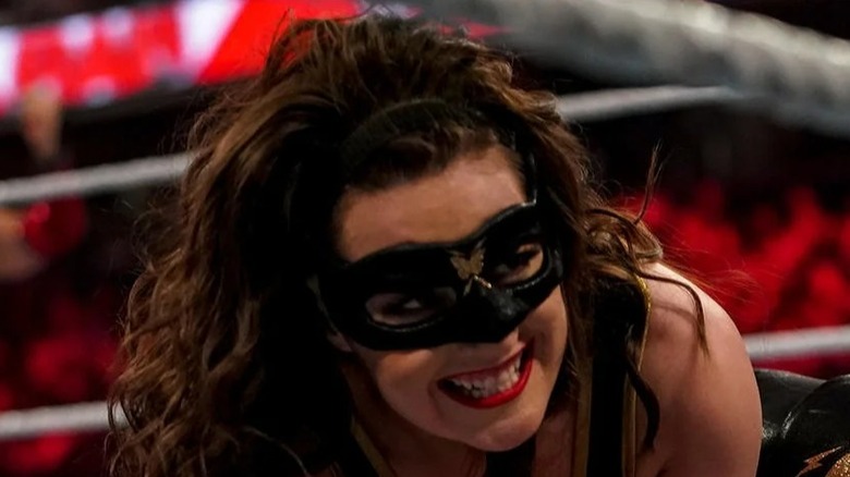 Nikki ASH lucha en un combate en WWE Raw