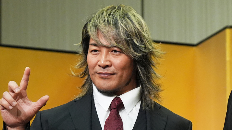 Hiroshi Tanahashi thinking about bringing back the Young Lions Cup while posing
