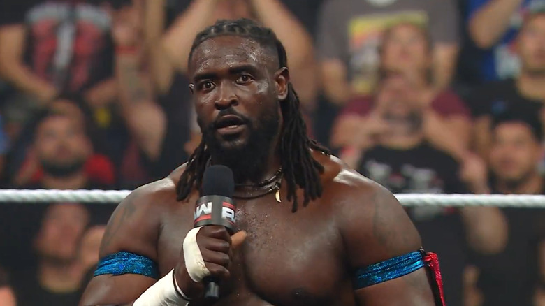 Oba Femi speaks in the ring