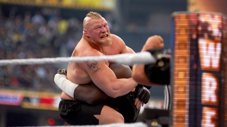 Brock Lesnar y Omos en WrestleMania 39