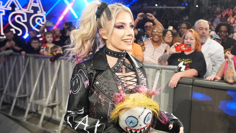 Alexa Bliss se dirige al ring durante Smackdown en FedExforum el 7 de febrero de 2025 en Memphis, Tennessee.