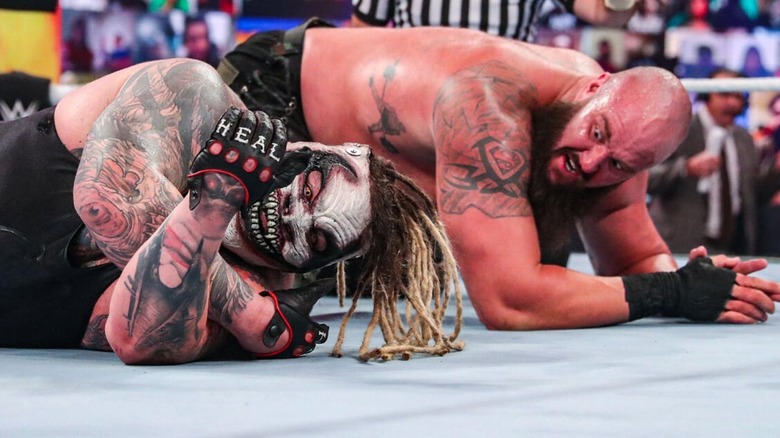 Braun Strowman parece horrible al demonio mientras ambos hombres yacían en el ring durante su partido en SummerSlam en 2020.