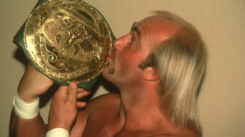 Hulk Hogan celebra detrás del escenario después de ganar el campeonato de peso pesado de la WWF, 1984.