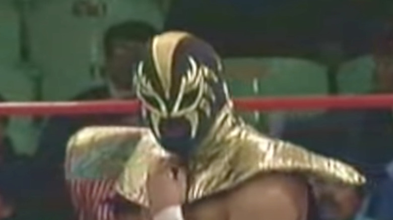 Oro grabs neck