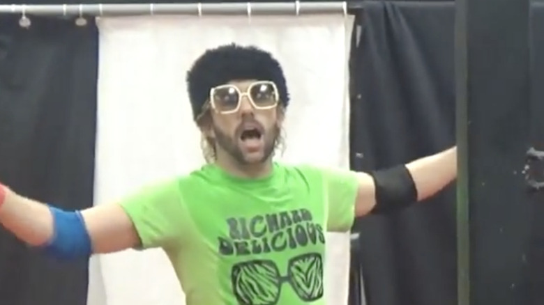 Richard Delicious extends arms