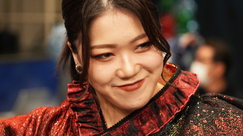Suzu Suzuki smirking during her entrance