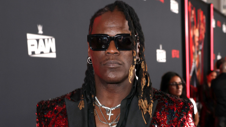 R-Truth con una elegante chaqueta roja y gafas de sol