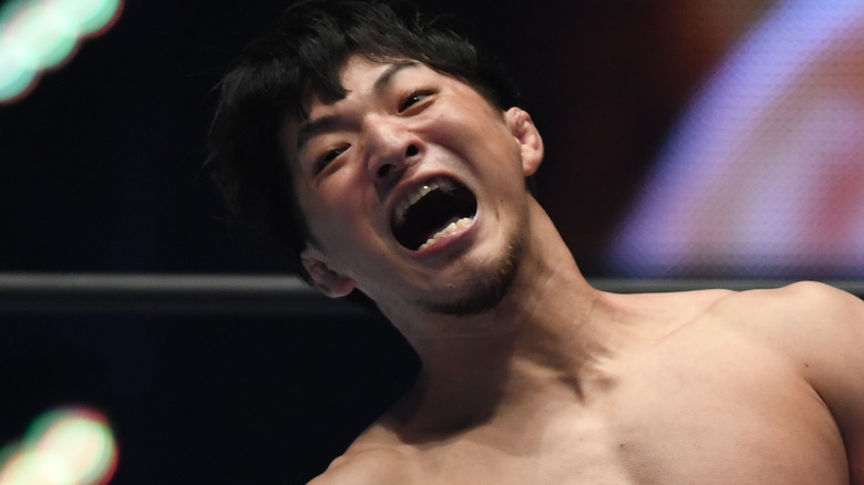 Ren Narita stretches his opponent