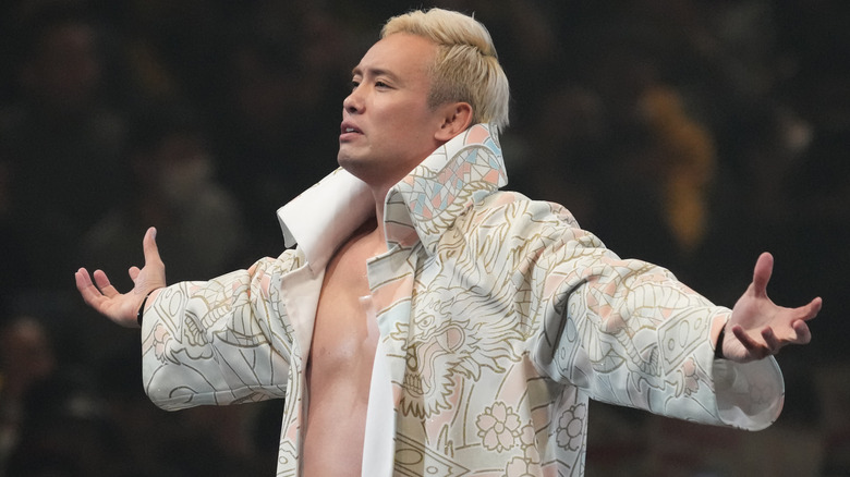 Kazuchika Okada poses for the fans