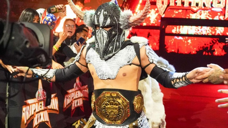El Hijo del Vikingo makes his way down to the ring wearing the AAA Mega Championship before his match at Triplemanía XXXIII.