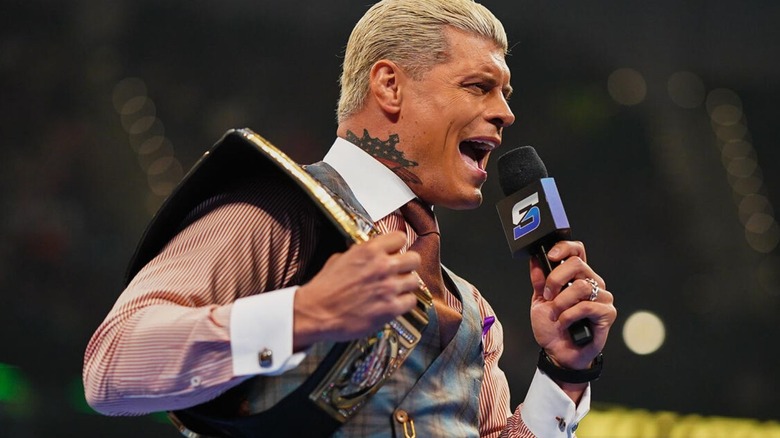 El campeón indiscutible de la WWE, Cody Rhodes, hace una promoción en medio del ring durante un episodio de 