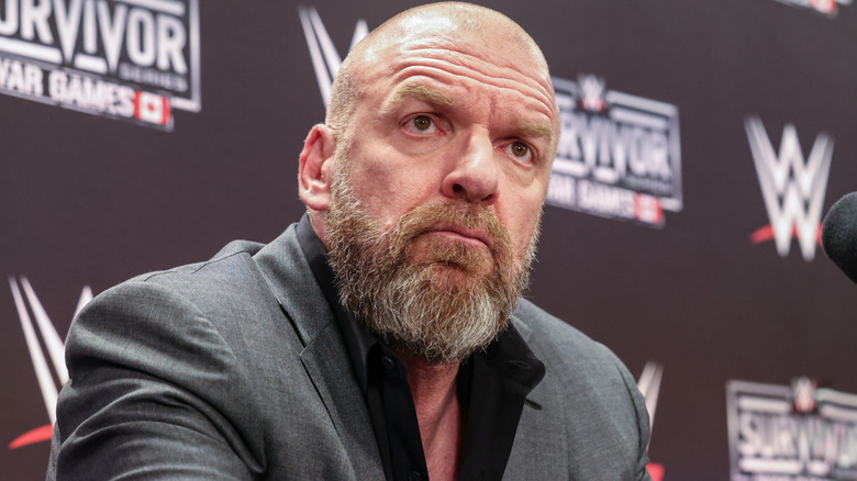 Triple H con un traje gris