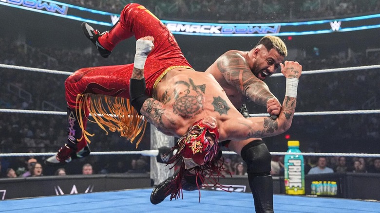 Solo sikoa derribó a Rey Fenix ​​antes de vencerlo para calificar para el partido de 2025 dinero en el banco.