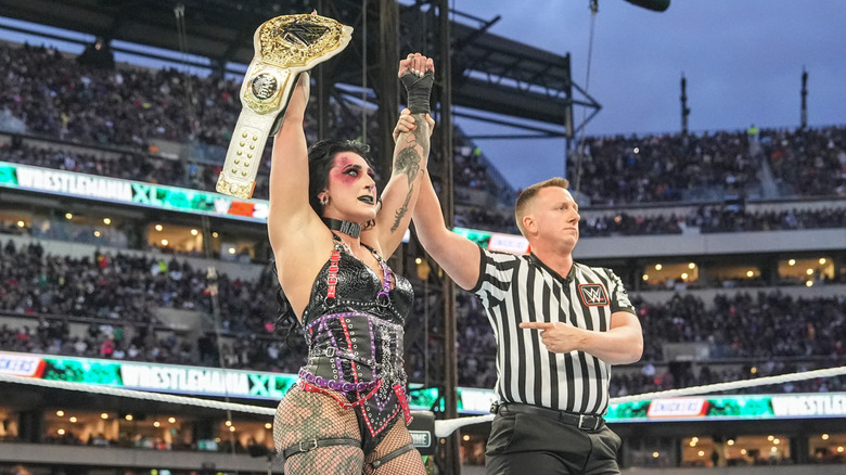 Rhea Ripley derrota a Becky Lynch en WrestleMania 40