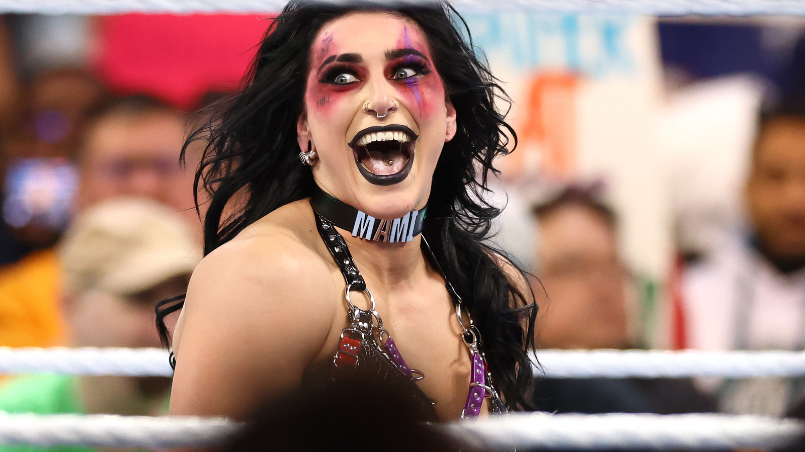 瑞亚·里普利 (Rhea Ripley) 重返 WWE Raw,与多米尼克·米斯特里奥 (Dominik Mysterio) 对峙,丽芙·摩根 (Liv Morgan) 逃走 瑞亚·里普利 (Rhea Ripley) 重返 WWE Raw,与多米尼克·米斯特里奥 (Dominik Mysterio) 对峙,丽芙·摩根 (Liv Morgan) 逃走