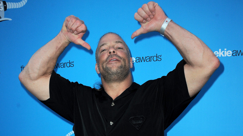 Rob Van Dam pointing