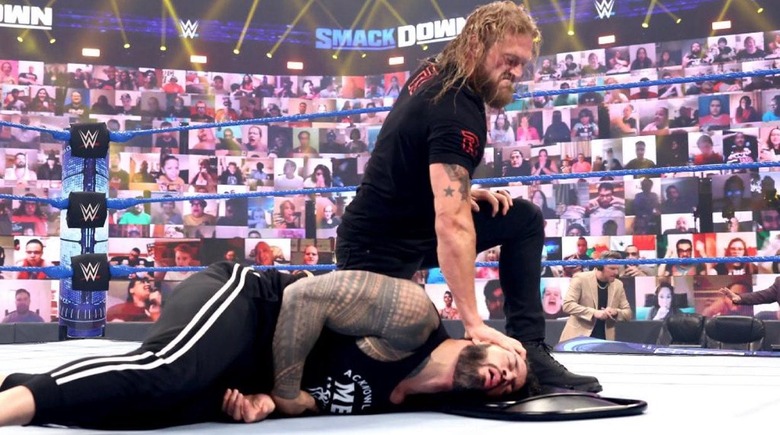 edge-roman-reigns-chair-smackdown