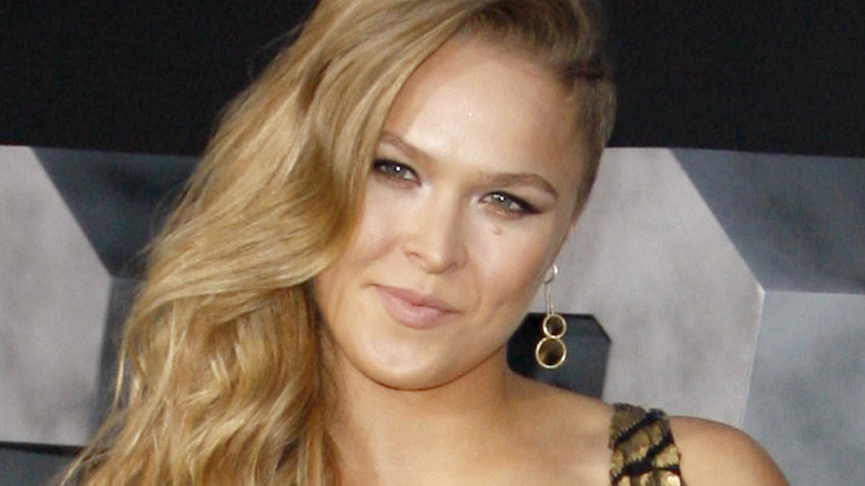 Ronda Rousey posa