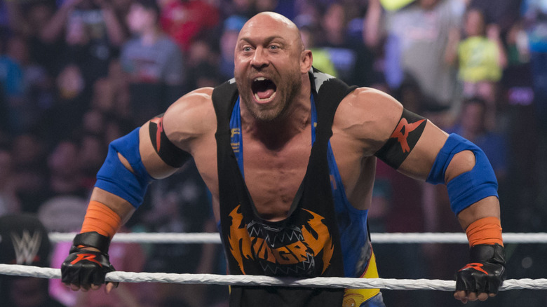 Ryback entrando al ring