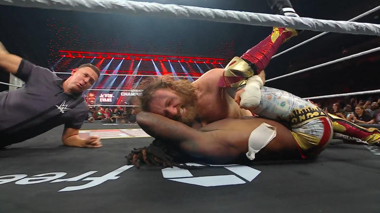 Sami Zayn pins Je'Von Evans