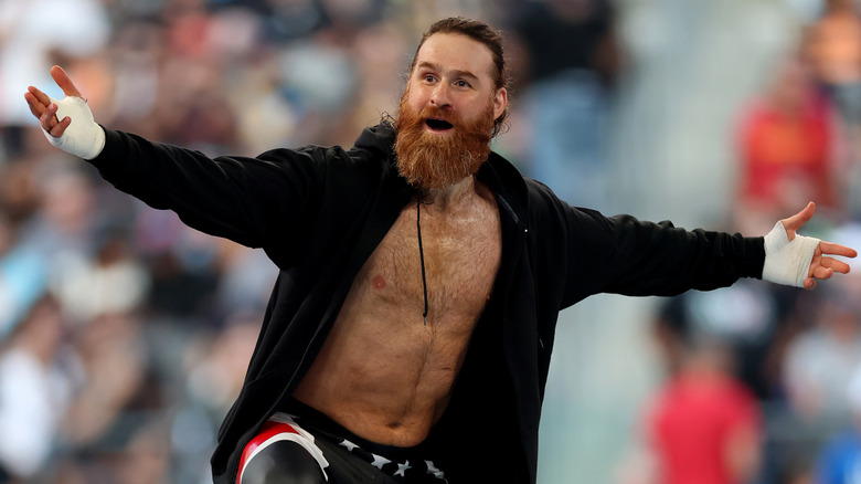 Sami Zayn hace su entrada antes de enfrentarse a Karrion Kross durante WWE SummerSlam 2025