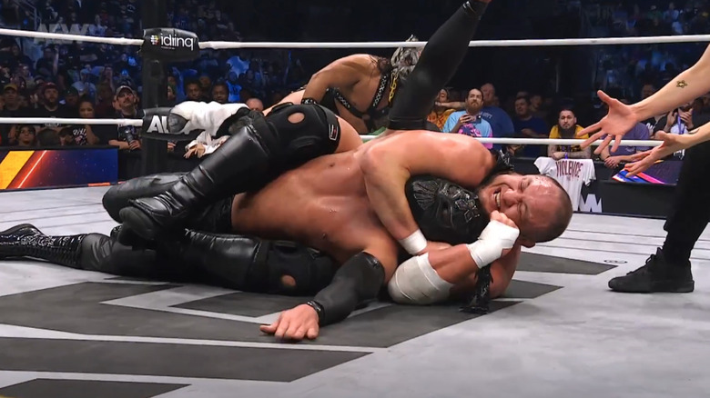 Samoa Joe submits Dralistico