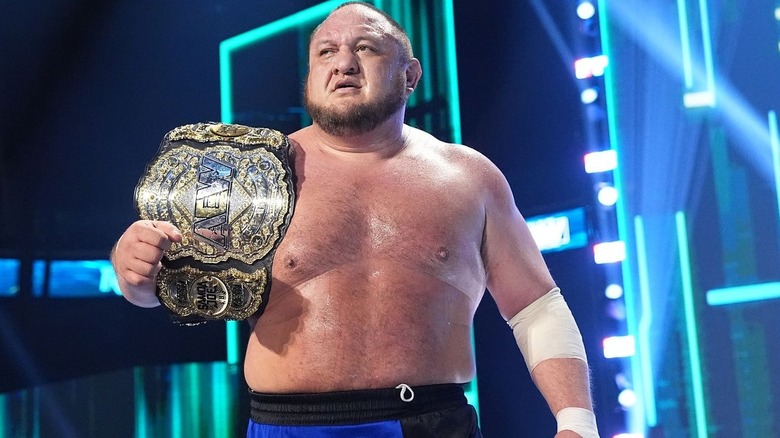 Samoa Joe with the AEW World Championship during his first reign with the title.