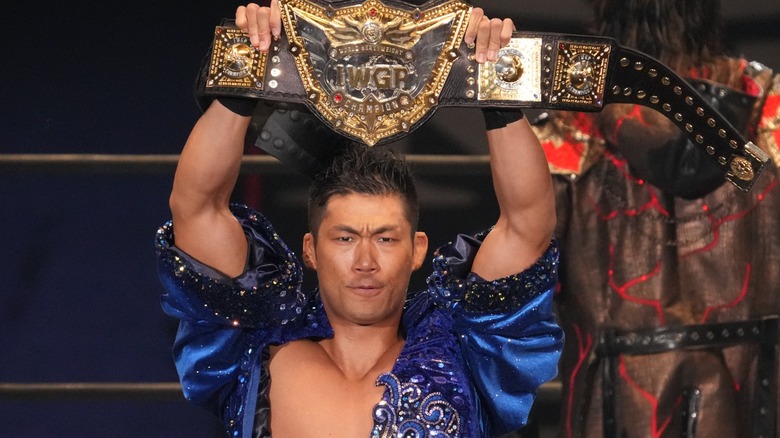 SANADA holds up IWGP World Heavyweight Title