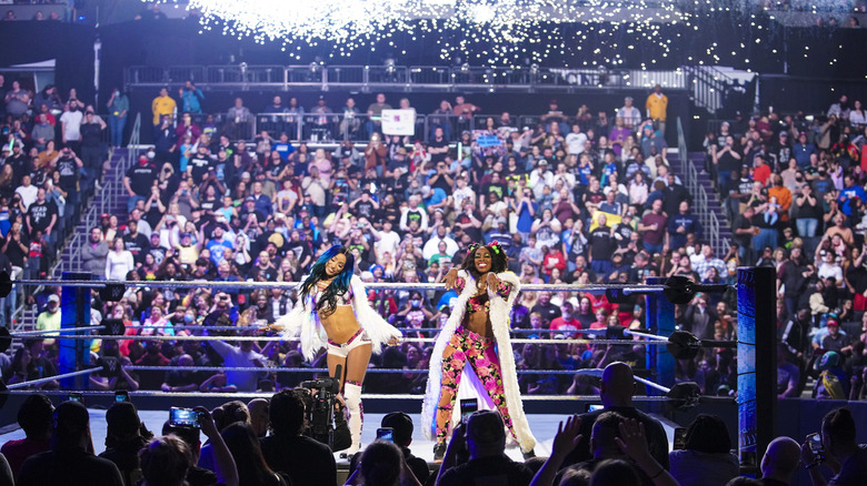 SmackDown 3-18-2022 Sasha Banks & Naomi