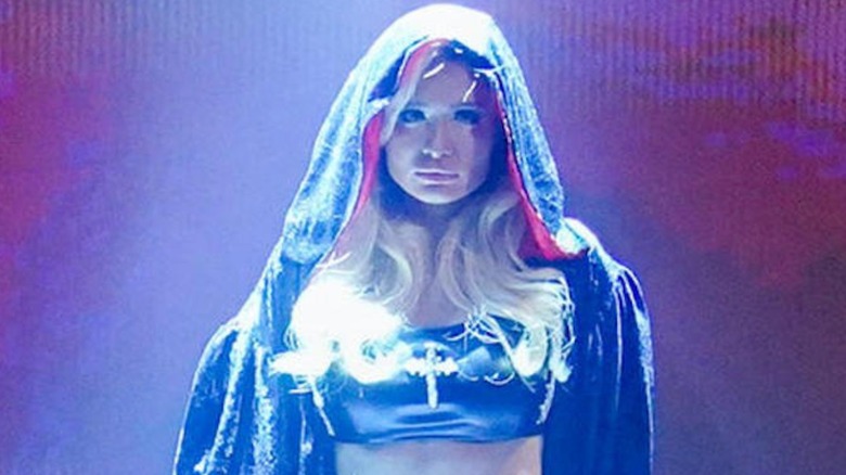 A hooded Scarlett walking to the ring 